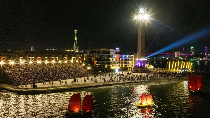 Halong Bay by night with VUI-Fest nigh activities