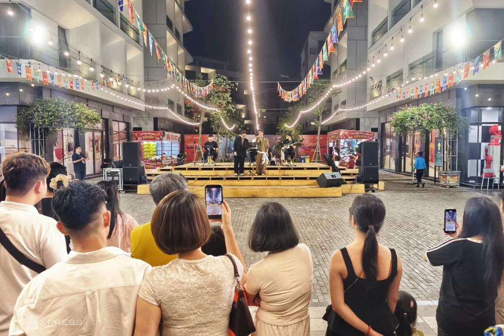 Halong Bay by night with VUI-Fest nigh activities