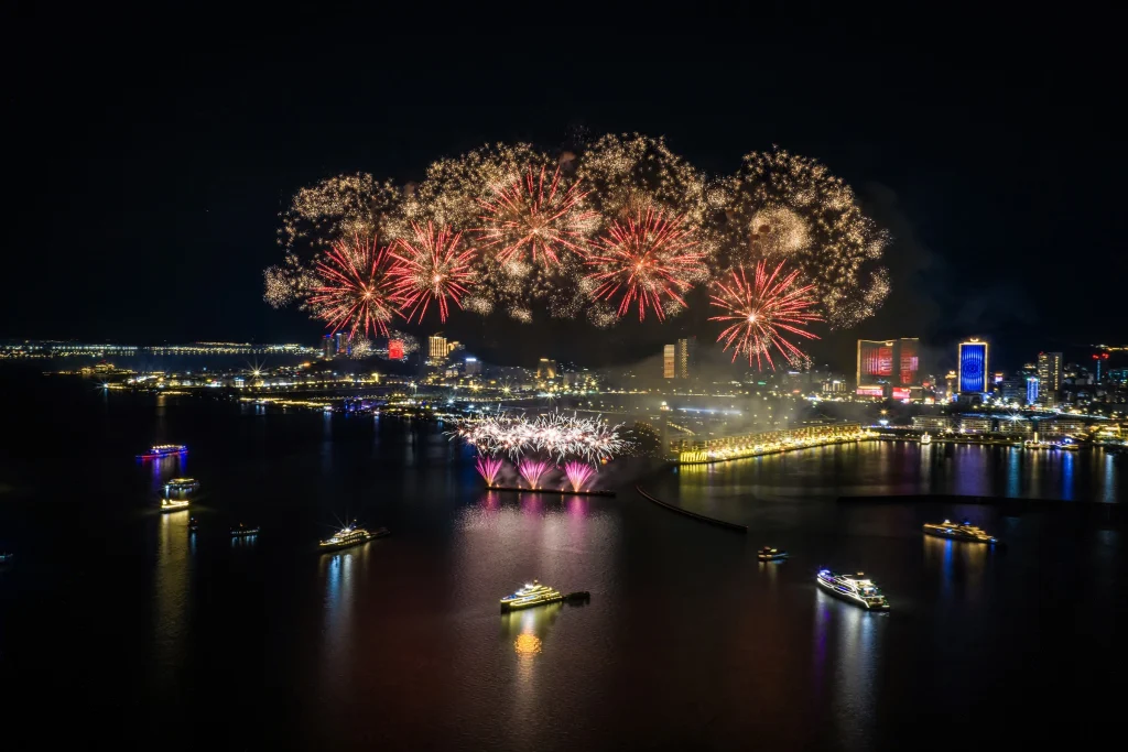 Halong Bay by night with VUI-Fest nigh activities